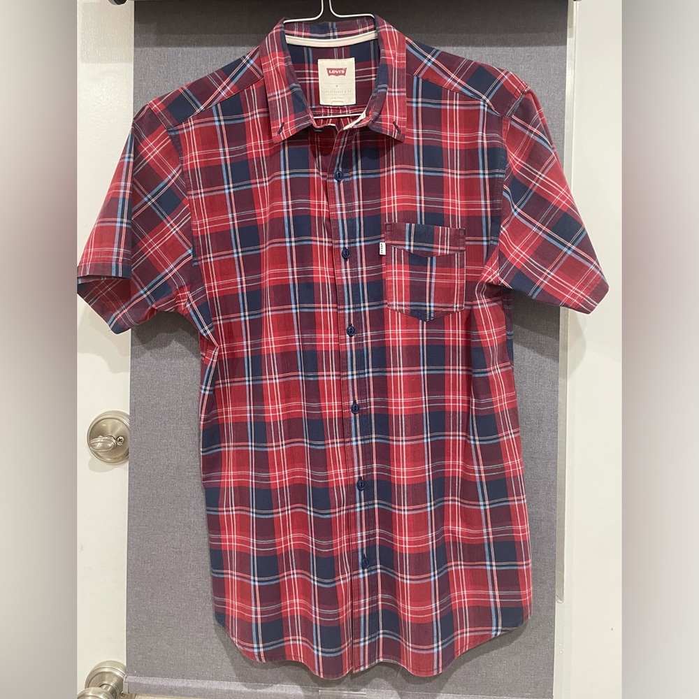 Men’s Levi’s plaid button down shirt. Size M